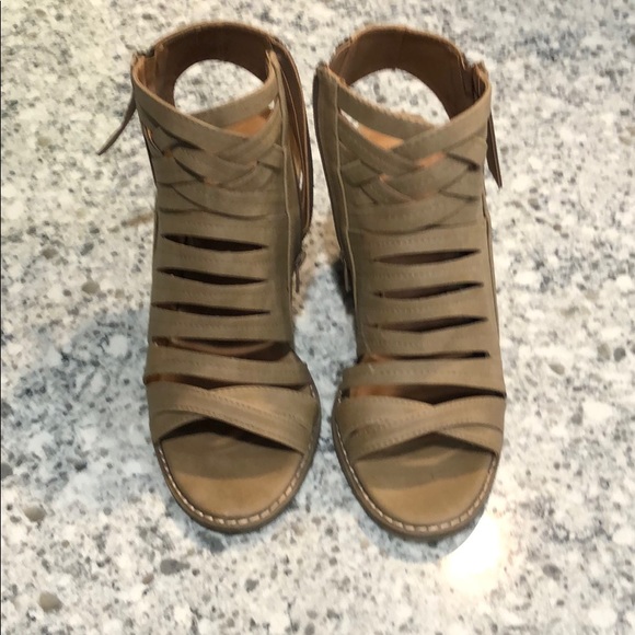 Open toed strappy tan shoes w/ chunky heel size 7 - Picture 2 of 4